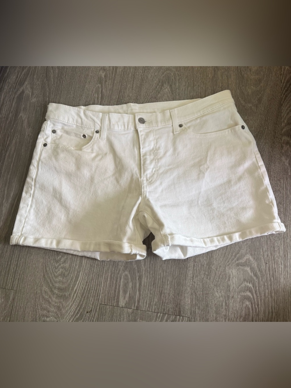 Levi's Women’s White Rolled-Hem Denim Shorts NWOT size 33